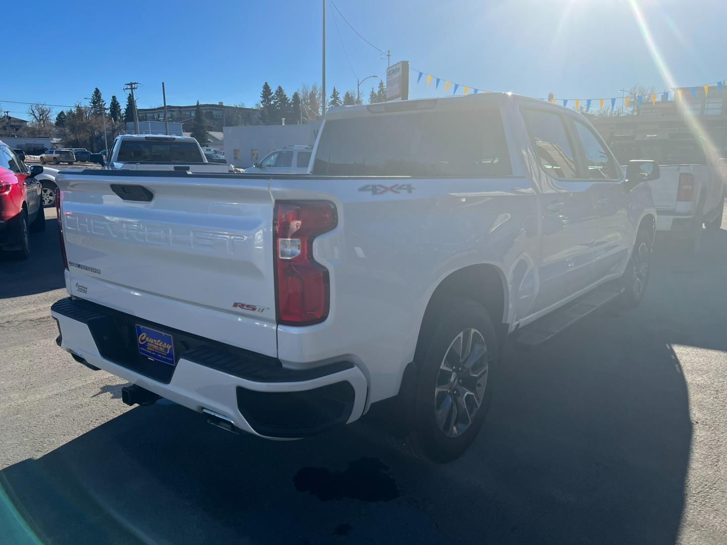 2022 WHITE /Grey Chevrolet Silverado 1500 RST (3GCUYEEL3NG) with an 6.2L DI V8 engine, 10 speed Automatic transmission, located at 116 5th Avenue South, Lewistown, MT, 59457, 47.063877, -109.427879 - Unleash the Power with the 2022 Silverado 1500 RST 4WD - Equipped with a Dominant 6.2L Gas Engine! Get ready for an adrenaline-pumping adventure with the mighty 2022 Silverado 1500 RST 4WD. This powerhouse is designed to elevate your driving experience to new heights. Key Features: 6.2L Gas - Photo#2